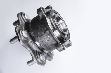 Rulmanlı Yeni Tekerlek göbek montajı. Bu bir degrade ile gri bir arka plan üzerinde araba süspansiyon bir parçasıdır. Yeni otomobil parçaları kavramı