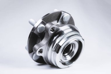 Rulmanlı Yeni Tekerlek göbek montajı. Bu bir degrade ile gri bir arka plan üzerinde araba süspansiyon bir parçasıdır. Yeni otomobil parçaları kavramı