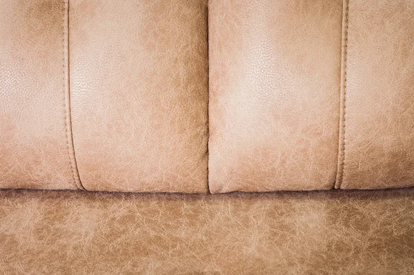 Γκρο πλαν το θραύσμα ακριβά μπεζ δερμάτινους καναπέδες για εσωτερικούς χώρους — Φωτογραφία Αρχείου