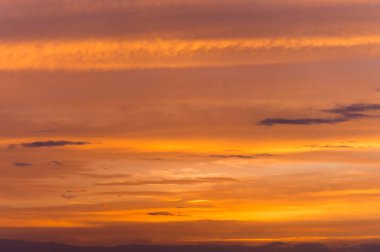Soyut doğa arka planı. Bulutlardramatik günbatımı gökyüzü turuncu ve sarı parlak renkler ile doymuş. Kontrast Düşük Anahtar