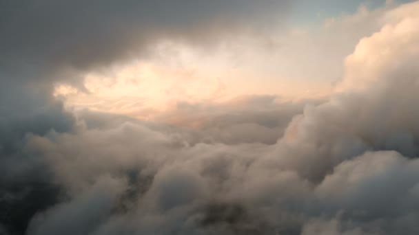 Vue aérienne volant à travers des cumulus orageux au coucher du soleil. Nuageux coucher de soleil de couleur or dans un contraste élevé. Un vrai ciel. Le concept de rêves et de prévisions météorologiques 