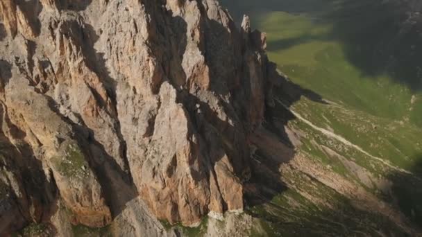 Veduta aerea di un drone che sorvola acuti affioramenti rocciosi al tramonto. Montagna scoscesa e ripida di formazioni rocciose per l'alpinismo estremo. Volo sopra il video di viaggio — Video Stock