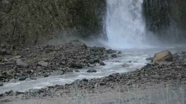 Wunderschöner majestätischer Wasserfall zwischen hohen Klippen im Schatten im Nordkaukasus — Stockvideo