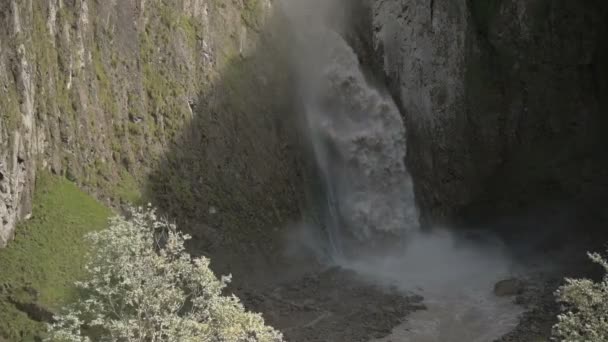 Wunderschöner majestätischer Wasserfall zwischen hohen Klippen im Schatten im Nordkaukasus — Stockvideo