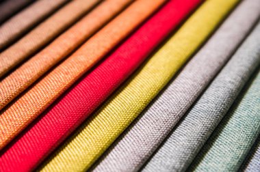 Mobilya ve giyim Döşeme renkli ve parlak kumaş örnekleri. Bir palet Tekstil soyut çizgiler farklı renkteki Close-up