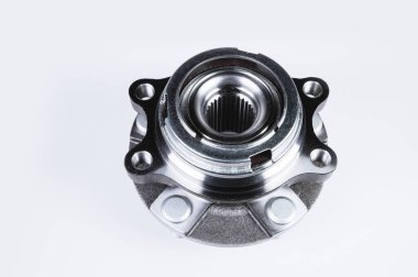 Rulmanlı Yeni Tekerlek göbek montajı. Bu bir degrade ile gri bir arka plan üzerinde araba süspansiyon bir parçasıdır. Yeni otomobil parçaları kavramı