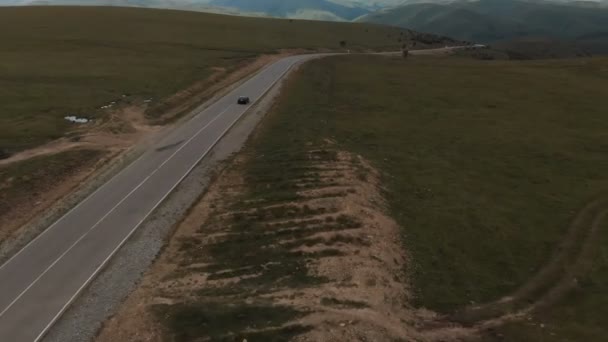 PYATIGORSK, RÚSSIA - JULHO 13, 2019: VISTA AERIAL preta 1995 Volkswagen Corrado cavalga em uma estrada de asfalto no alto das montanhas — Vídeo de Stock