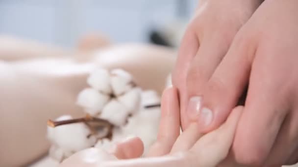 Primer plano de un fisioterapeuta masculino haciendo masaje de dedos y palmas a una joven en un salón de masajes. Mimos profesionales y relajación profunda — Vídeos de Stock