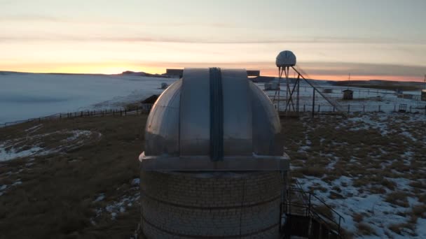 Воздушный обзор астрономической обсерватории на Северном Кавказе поздно вечером на фоне Эльбруса. Низкий ключ — стоковое видео