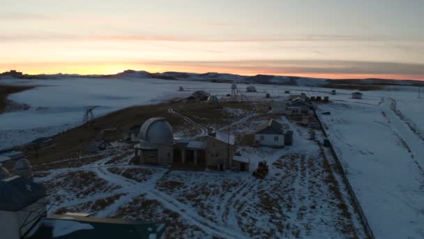 Aerial view of the astronomical observatory in the North Caucasus late in the evening against the background of Mount Elbrus. Low key — ストック動画
