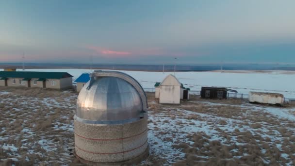 Akşam geç saatlerde Kuzey Kafkasya 'daki astronomik gözlem evinin havadan görünüşü Elbrus Dağı' nın arka planına karşıdır. Alçak tuş — Stok video