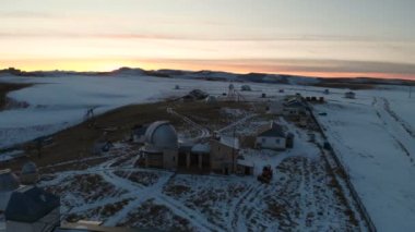 Akşam geç saatlerde Kuzey Kafkasya 'daki astronomik gözlem evinin havadan görünüşü Elbrus Dağı' nın arka planına karşıdır. Alçak tuş