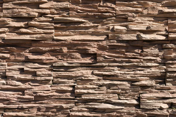 Soyut bej rengi kahverengi kayrak desenli taş blok duvar dokusu arka plan ve duvar kağıdı geniş ve geniş modern taş duvar cephesi — Stok fotoğraf