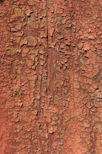 Pintura vieja y pelada Con el tiempo, la pintura roja se desprendió de las tablas viejas y la textura de la madera se agrietó. Fondo Grunge abstracto vintage — Foto de Stock