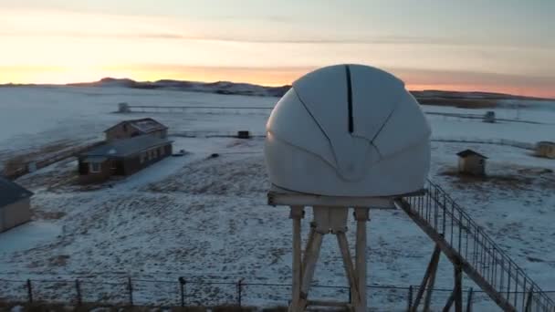 Воздушный обзор астрономической обсерватории на Северном Кавказе поздно вечером на фоне Эльбруса. Низкий ключ — стоковое видео