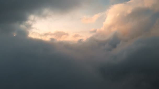 일몰에 적운 천둥 구름을 통해 비행 공중보기. 골드 컬러 일몰 흐림 높은 대비. 진짜 하늘. 꿈과 일기 예보의 개념 — 비디오