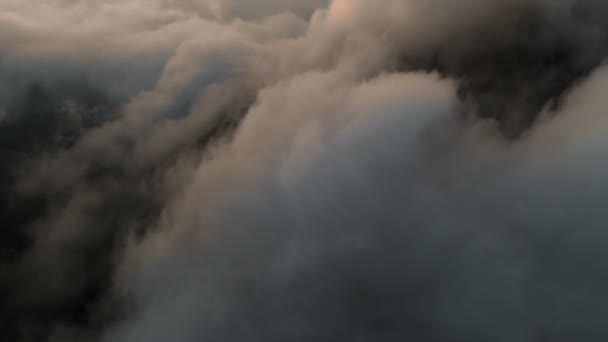 日没時に積雲を通って飛ぶ航空写真。コントラストの高い金色の夕日の曇り。本物の空夢と天気予報の概念 — ストック動画