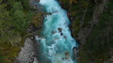 Kafkas rezervlerinin kozalaklı sonbahar ormanlarındaki temiz ve fırtınalı bir dağ nehrinin havadan görünüşü. Üst görünüm koruma alanları kavramı.