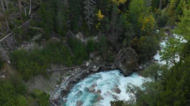 Kafkas rezervlerinin kozalaklı sonbahar ormanlarındaki temiz ve fırtınalı bir dağ nehrinin havadan görünüşü. Üst görünüm koruma alanları kavramı.