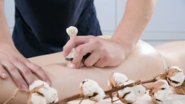 Yakın çekim bir erkek fizyoterapist bir anti-selülit yapan genç bir kadının kalça ve kalça masaj yapabilirsiniz. Bakım ve kadın vücut ve cilt sağlığı bakım kavramı