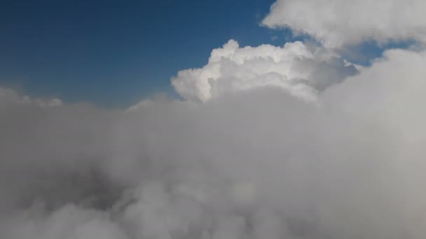 Scenisk antenn panorama av rörliga vita moln. Färdiga ramar för din text och design 4k — Stockvideo