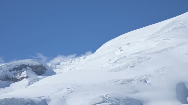 Video panorama of snowy Caucasus glacier mountains on a sunny day — Stock Video