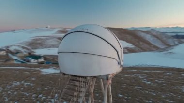 Akşam geç saatlerde Kuzey Kafkasya 'daki astronomik gözlem evinin havadan görünüşü Elbrus Dağı' nın arka planına karşıdır. Alçak tuş