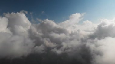 Hareket eden beyaz bulutların manzaralı manzarası. Metin ve tasarım 4k için çerçeveleri hazırla