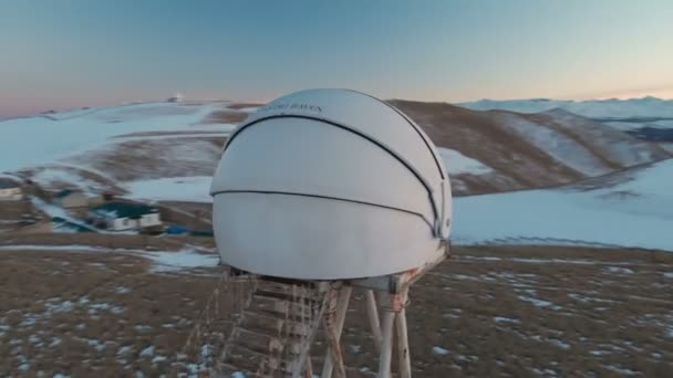 Akşam geç saatlerde Kuzey Kafkasya 'daki astronomik gözlem evinin havadan görünüşü Elbrus Dağı' nın arka planına karşıdır. Alçak tuş — Stok video