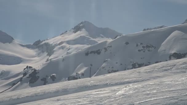 Videopanorama der verschneiten Kaukasus-Gletscherberge an einem sonnigen Tag — Stockvideo