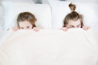 Yatakta yatan genç bir çift yüzlerinin yarısını battaniyeyle örterler ve battaniyenin arkasına saklanırlar. Aileden bağımsız sorunlar ve diyalog eksikliği kavramı