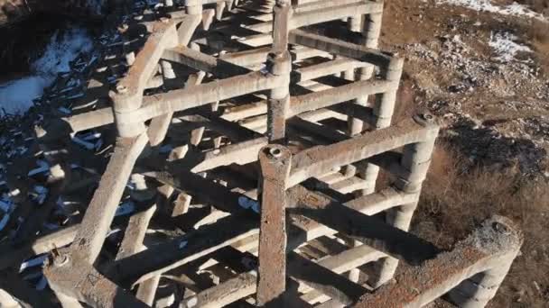 Vue aérienne protection contre la barrière de coulée de boue dans une gorge dans les montagnes. Structure en béton armé pour prévenir la destruction par catastrophe naturelle. Puissante protection contre l'eau et la boue