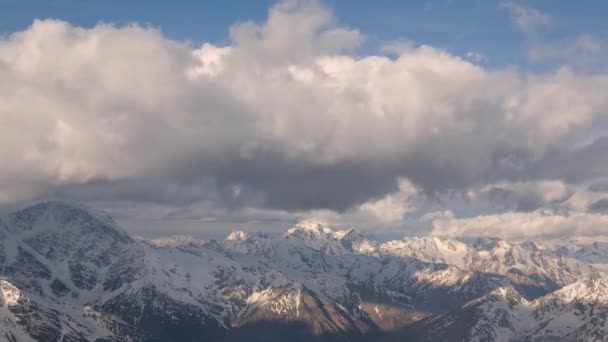 Timelapse från en höjd av 4000 meter höga snötäckta stenar med glaciärer och berg av den viktigaste kaukasiska åsen med kvällssolnedgång orange moln och glaciärer på toppen av bergen. — Stockvideo