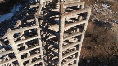 Dağlardaki bir vadideki çamur akış bariyerine karşı havadan koruma. Doğal afet tarafından yıkımı önlemek için güçlendirilmiş beton yapı. Güçlü su ve çamur koruması.