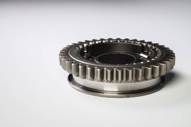 Şalter kutusunun yeni parlak metal teçhizatı gri bir gradyan arka planla ön planda. Araba bakımı ve onarımı için yeni yedek parça kavramı