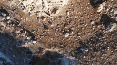 Dağlardaki toprak kaymaları ve çığ düşmelerinden korunmak için eski demir beton yapılar. Koruyucu yapıların üzerinde uçma planı.