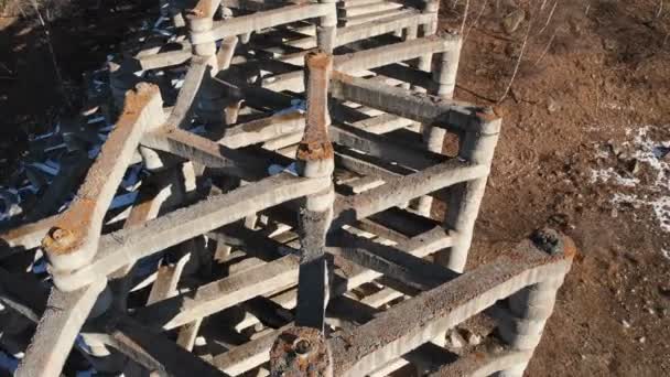 Structures de protection contre la boue dans une gorge de montagne. Structures détruites pour protéger les colonies contre les avalanches et les coulées de boue pendant le réchauffement climatique et saisonnier