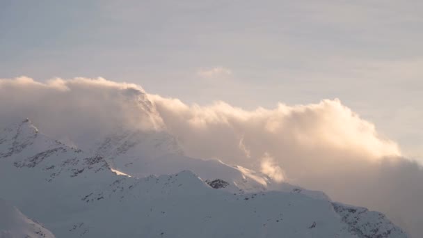 Tramonto timelapse alto in montagna nuvoloso fronte ciclone nube scorre attraverso la cresta rocciosa video di sfondo meteo — Video Stock