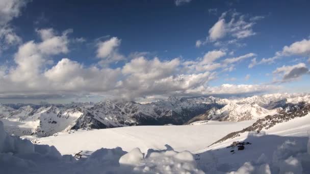 4K Timelapse le mouvement des nuages dans la soirée haut dans les montagnes des sommets enneigés du Caucase du Nord — Video