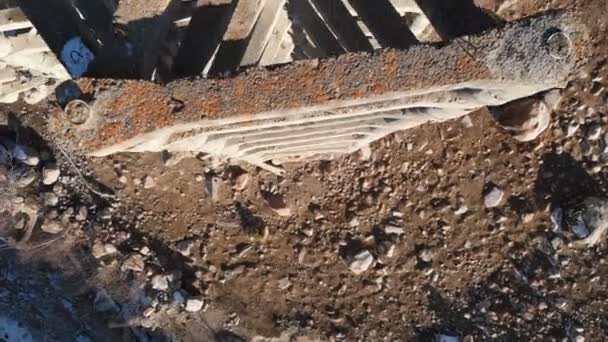 Arial view oude ijzeren betonnen structuren te beschermen in de bergen tegen modderstromen en lawines. Het krc-plan om over de beschermende constructies te vliegen — Stockvideo