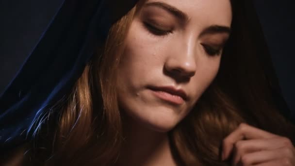 Un grand portrait d'une jolie fille blonde dans un capot flirte et flirte à la caméra séduisant et évoquant. Vacances discrètes Halloween et mascarade. Femme sédateur