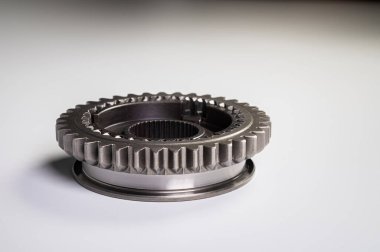 Şalter kutusunun yeni parlak metal teçhizatı gri bir gradyan arka planla ön planda. Araba bakımı ve onarımı için yeni yedek parça kavramı