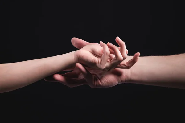Um close-up de duas mãos macho e fêmea gentilmente se tocam. O conceito de rejeição tremulante entre os sexos — Fotografia de Stock