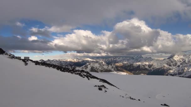 4K timelapse el movimiento de las nubes en la noche en lo alto de las montañas del norte del Cáucaso nevado picos — Vídeos de Stock