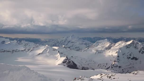 4K timelapse el movimiento de las nubes en la noche en lo alto de las montañas del norte del Cáucaso nevado picos — Vídeos de Stock