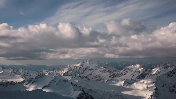 4K timelapse την κίνηση των νεφών το βράδυ ψηλά στα βουνά της βόρειας Καυκάσια χιονισμένες κορυφές — Αρχείο Βίντεο