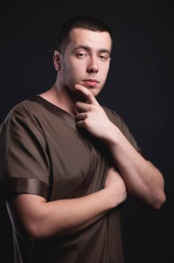 Tapınakta parmağı olan güçlü ve iri yarı bir erkek masörün portresi çenenizi okur ve stüdyodaki tüm hastalıklarınızı bilir..