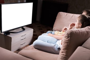 Çekici, genç, uzun saçlı bir çift, izole bir şekilde evde bir kanepede sarılıyorlar ve televizyon izliyorlar. Bir salgın sırasında sevdiklerinle vakit geçirme kavramı..