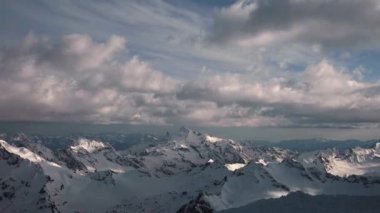 4000 metre yükseklikteki karla kaplı kayalıklardan, ana Kafkasya sırtı ve dağlarından gelen zaman dilimi.