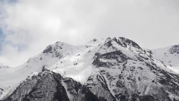 Timelapse desde una altura de 4000 metros de altura cubierto de nieve rocas con glaciares y montañas de la cresta principal del Cáucaso — Vídeo de stock